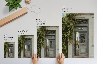 Poster Porta antica ricoperta d'edera, sentiero misterioso
