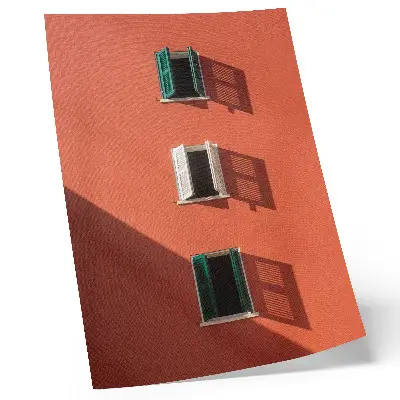 Stampa su tela parete arancione con tre finestre e tende verdi