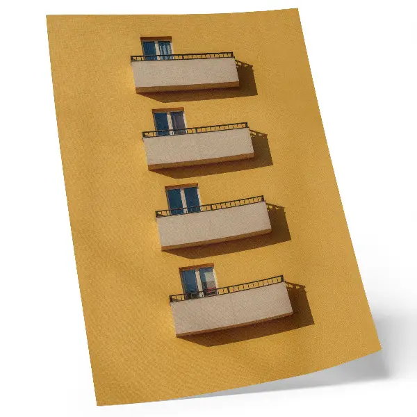 Poster facciata gialla con quattro balconi in stile minimalista