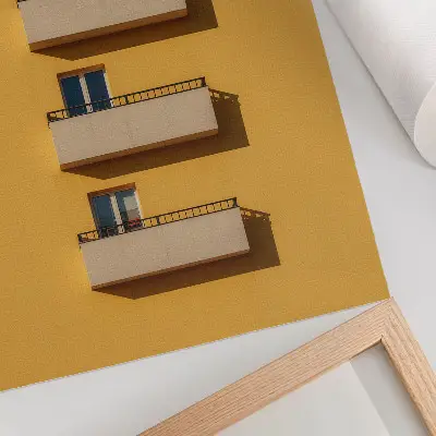 Poster facciata gialla con quattro balconi in stile minimalista