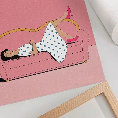 Foto su tela scena di relax con donna su divano rosa