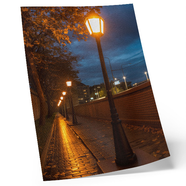 Poster Lampioni notturni nei vicoli emanano una luce calda che crea un'atmosfera tranquilla.