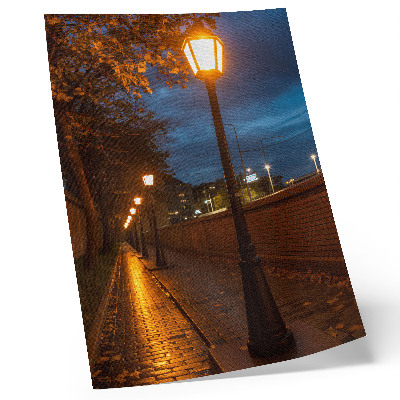 Poster Lampioni notturni nei vicoli emanano una luce calda che crea un'atmosfera tranquilla.