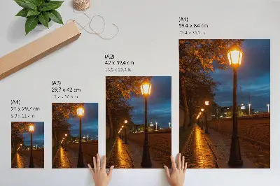 Poster lampioni notturni nei vicoli con luce calda e atmosfera tranquilla