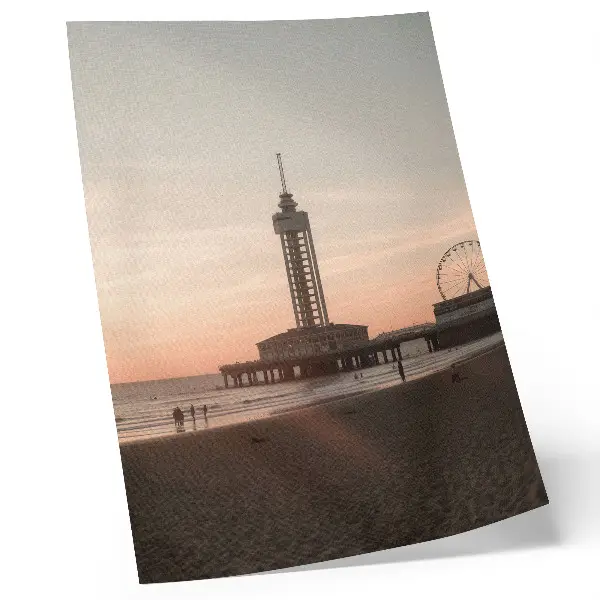 Foto su tela torre sulla spiaggia con cielo color pastello e vista panoramica