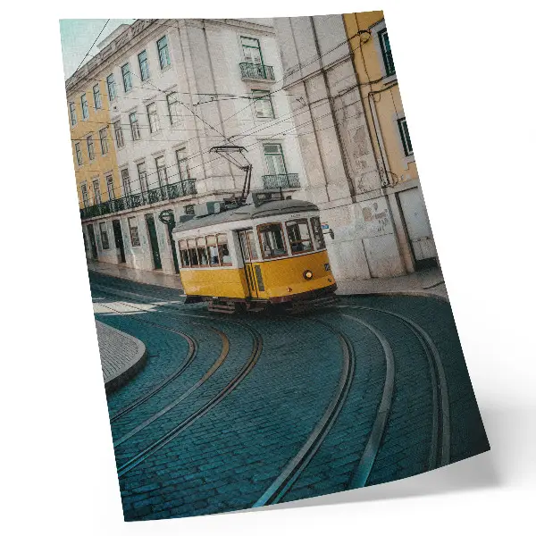Stampa su tela tram giallo che curva lungo una strada cittadina
