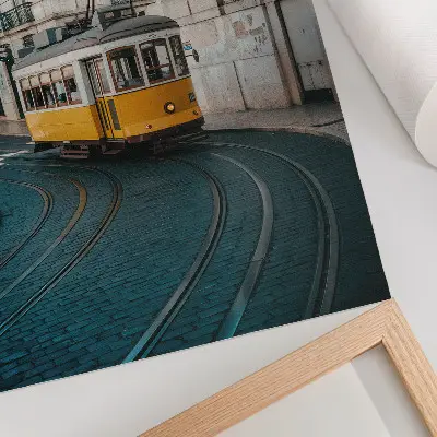 Stampa su tela tram giallo che curva lungo una strada cittadina