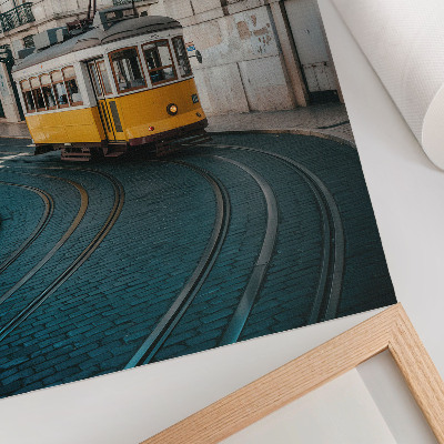 Stampa su tela Un tram giallo in curva in una strada cittadina