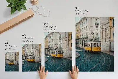 Stampa su tela tram giallo che curva lungo una strada cittadina