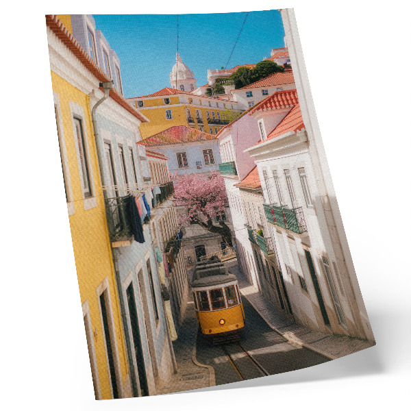 Stampa su tela Una strada con un tram, case popolari color pastello, fiori