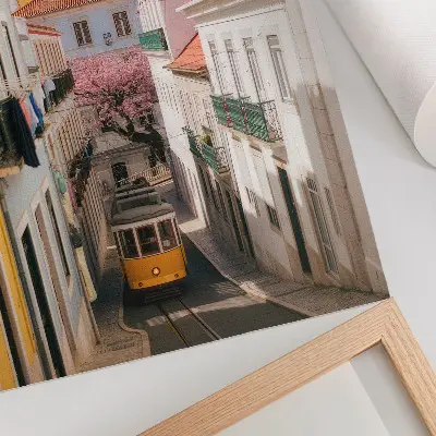 Stampa su tela una strada con un tram, case popolari color pastello e fiori