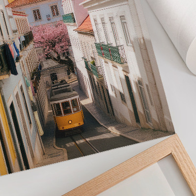 Stampa su tela Una strada con un tram, case popolari color pastello, fiori
