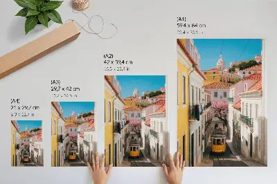 Stampa su tela una strada con un tram, case popolari color pastello e fiori