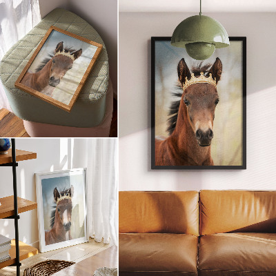 Poster Un cavallo con la corona su sfondo neutro