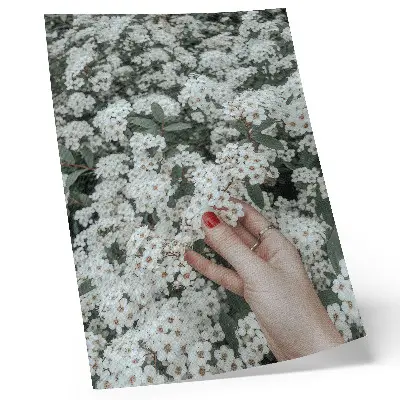 Stampa su tela fiori bianchi con mano verde e unghie rosse
