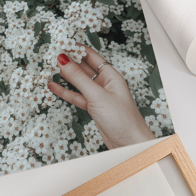 Stampa su tela Fiori bianchi, mano verde, unghie rosse