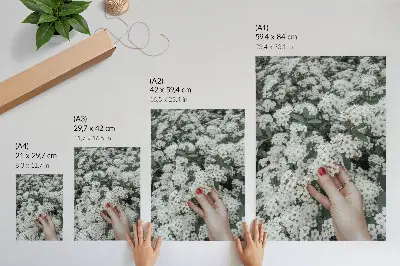 Stampa su tela fiori bianchi con mano verde e unghie rosse