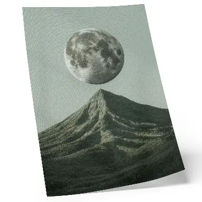 Poster luna sopra la montagna con sfumature verdi e paesaggio misterioso