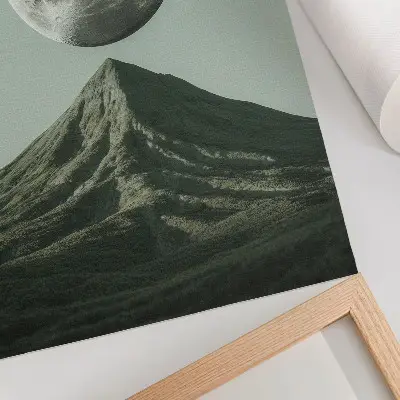 Poster luna sopra la montagna con sfumature verdi e paesaggio misterioso