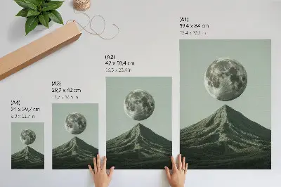 Poster luna sopra la montagna con sfumature verdi e paesaggio misterioso