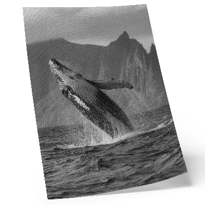 Stampa su tela Una foto di una balena che salta con le montagne sullo sfondo.