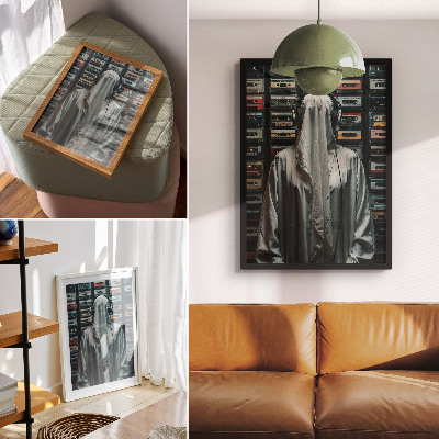 Stampa su tela Una figura vestita di bianco davanti a una parete di audiocassette
