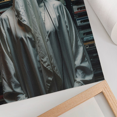 Stampa su tela Una figura vestita di bianco davanti a una parete di audiocassette