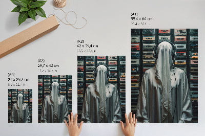 Stampa su tela Una figura vestita di bianco davanti a una parete di audiocassette