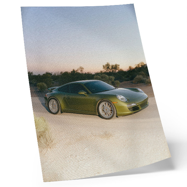 Poster Auto sportiva verde al tramonto nel deserto