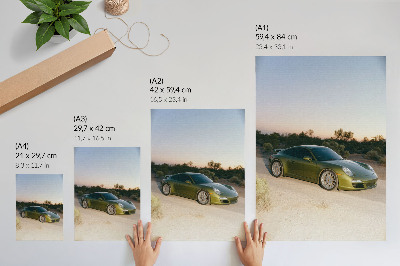 Poster Auto sportiva verde al tramonto nel deserto