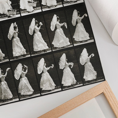 Stampa su tela Donna che solleva un cesto e agita un fazzoletto (1887) – fotografia di Eadweard Muybridge