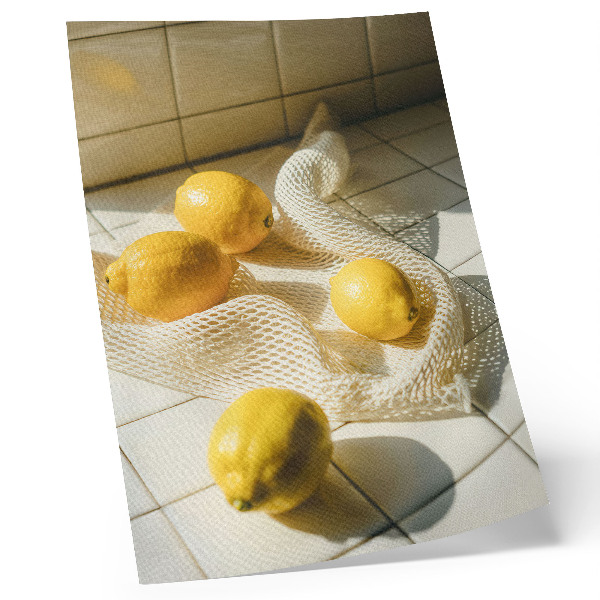 Foto su tela Limoni su una rete metallica in un ambiente da cucina.
