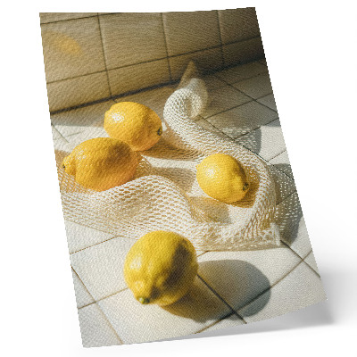 Foto su tela Limoni su una rete metallica in un ambiente da cucina.