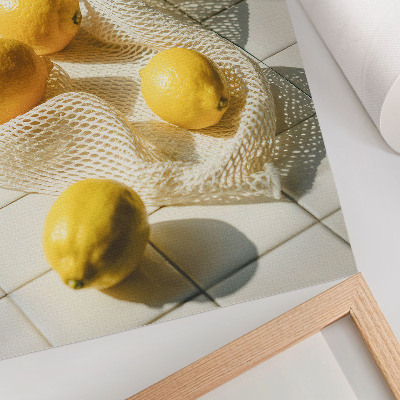 Foto su tela Limoni su una rete metallica in un ambiente da cucina.