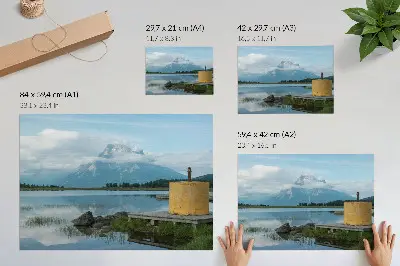 Poster con montagne, lago, nuvole e ponte dai colori saturi