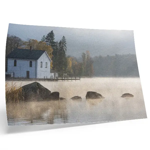 Stampa su tela moderna paesaggio autunnale con lago, cottage e alberi nella nebbia