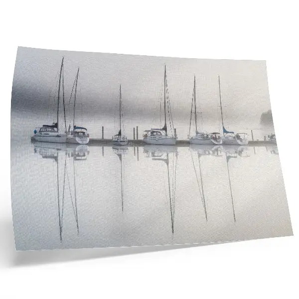 Poster murale di alta qualità marina nebbiosa con yacht tranquilli e riflessi