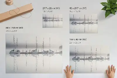 Poster murale di alta qualità marina nebbiosa con yacht tranquilli e riflessi