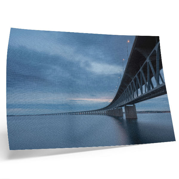 Poster Un ponte moderno su acque tranquille.