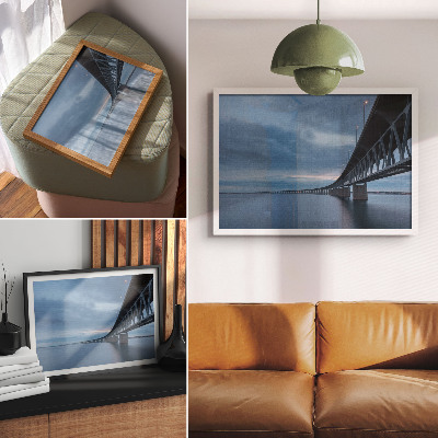 Poster Un ponte moderno su acque tranquille.