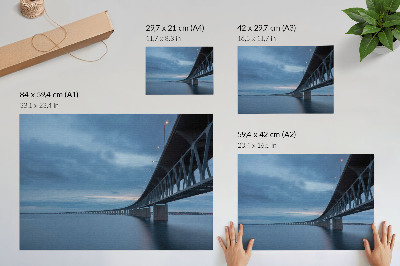 Poster Un ponte moderno su acque tranquille.