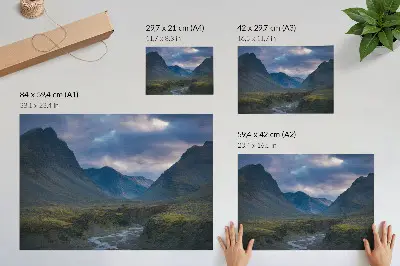 Stampa su tela moderna montagne tra le nuvole con tonalità blu paesaggio naturale