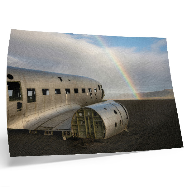 Poster dai colori saturi Il relitto di un aereo in metallo con un arcobaleno sullo sfondo.