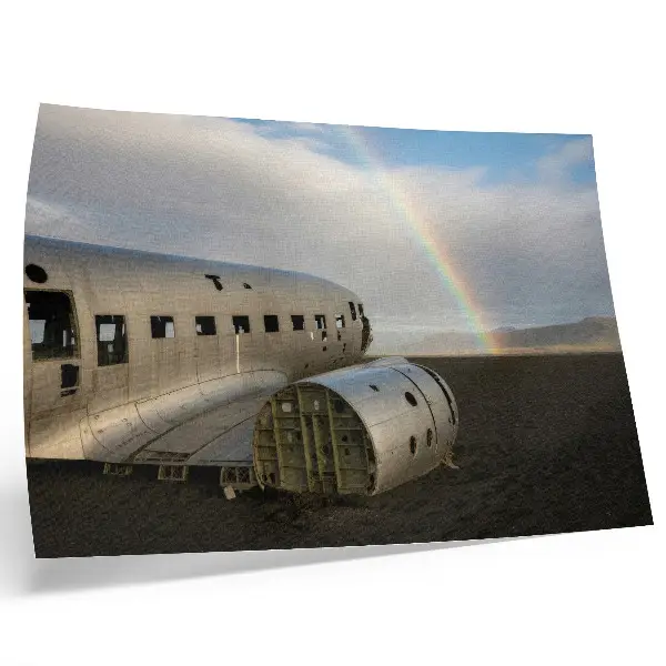 Poster con relitto di aereo e arcobaleno stampa dai colori saturi