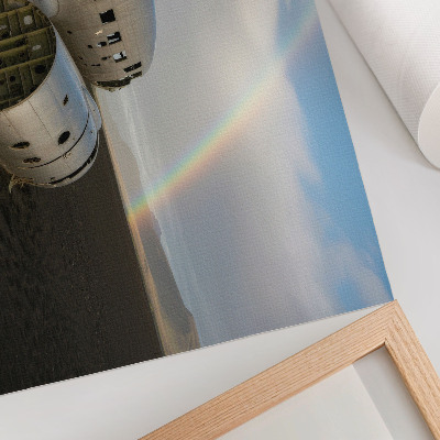 Poster dai colori saturi Il relitto di un aereo in metallo con un arcobaleno sullo sfondo.