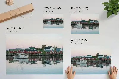Poster murale di alta qualità con illustrazione di case rosse cubiste in riva al lago