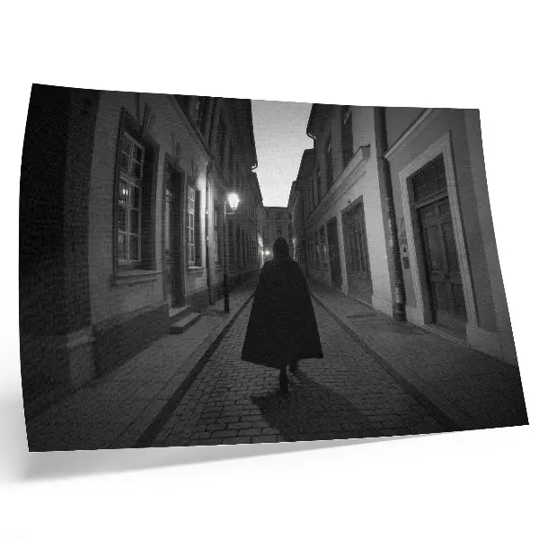 Poster strada buia con figura misteriosa dall'atmosfera nostalgica