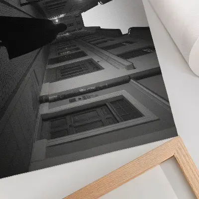 Poster strada buia con figura misteriosa dall'atmosfera nostalgica