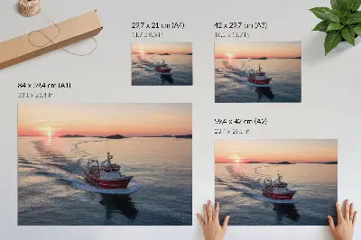 Poster dai colori saturi tramonto sul mare calmo con movimento della barca