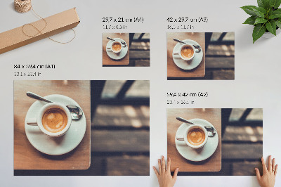 Stampa su tela moderna Una tazza di espresso su un tavolo di legno, contrasta